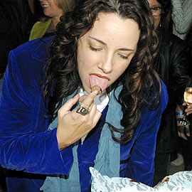 Ana experimenta o bolo
