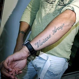 A tatoo com o nome da ex, Viviane Araújo, antes da mudança