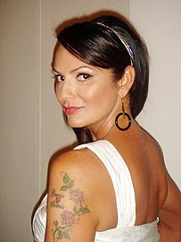 Luiza Brunet exibe sua tatuagem
