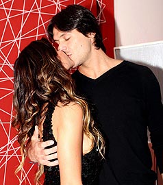 O beijo apaixonado de Gustavo e Danielle
