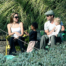 Jolie e Pitt e a pequena Shiloh