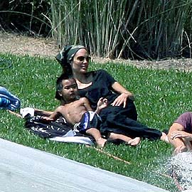 A mamãe Jolie ao lado de seu filhote Maddox
