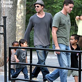 Brad Pitt chegando ao parque com seus filhos