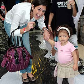 Fernanda Paes Leme brinca com sua sobrinha