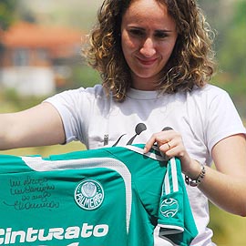 Fernanda Ottoni, do marketing da WWF, com camisa do Palmeiras autografada por Edmundo, leiloada