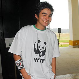 O apresentador Yudi, do Bom dia & Cia, veste a camisa da WWF