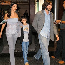 Helena Ranaldi com o filho e o namorado Max Sette