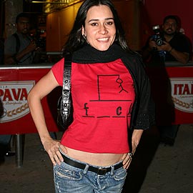 Alessandra Negrini usou uma camiseta inusitada