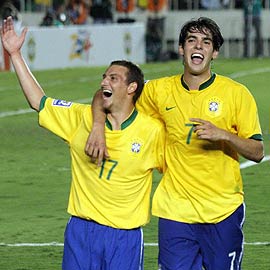 Elano e Kaká comemoram o gol