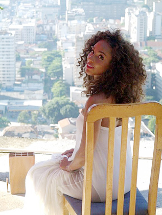 Com um vestido branco, Alicia filmou o clipe que também vai contar com a participação de Beyoncé
