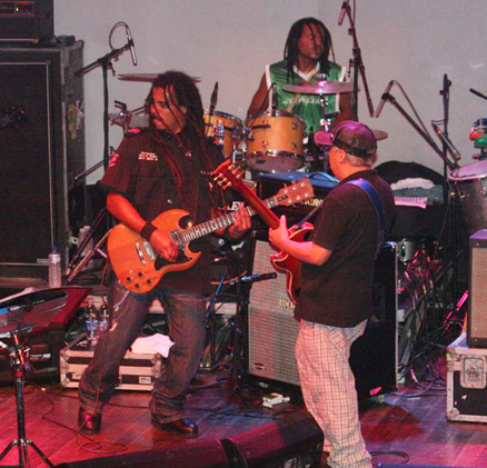 Falcão toca guitarra em show dos Loucomotivos