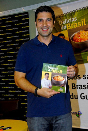 Edu Guedes mostra seu novo livro,  Delícias do Brasil