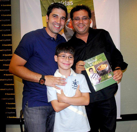 Edu Guedes posa com Geraldo Luís e o filho do apresentador, João Pedro