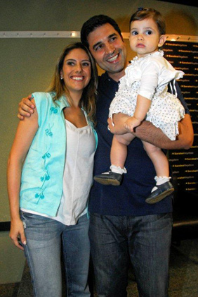 Edu Guedes com a mulher, Daniela Zurita, e a filhinha, Maria Eduarda