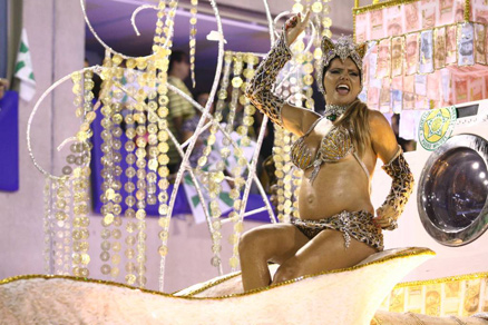 Myriam Martin exibe barriga de grávida no desfile da Mocidade 
