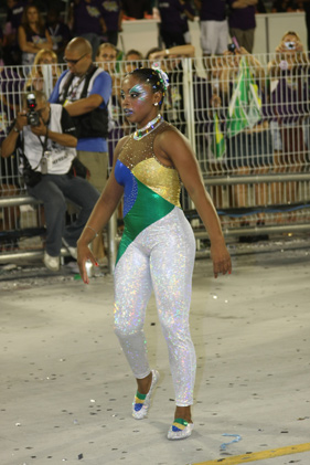 Usando as cores do Brasil, ela foi aplaudida por sua bela performance 