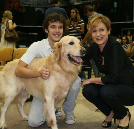Juca, cão da raça golden retriever, também faz parte do elenco