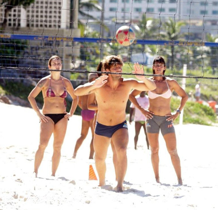 Mário Frias joga um futvolei na praia