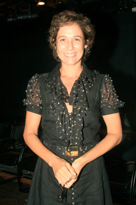 Andréa Beltrão na peça de Ary Coslov