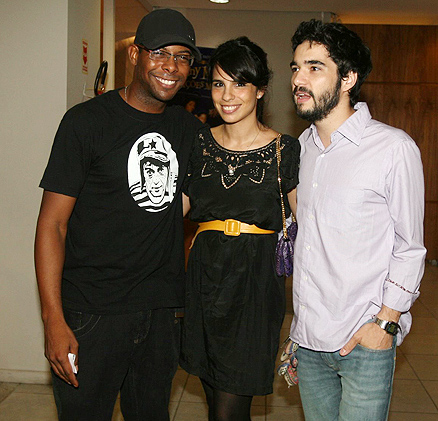 André Ramiro com o casal Maria Ribeiro e Caio Blat 