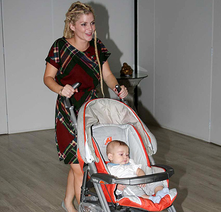 Ana Paula Tabalipa com o bebê de Mel Lisboa