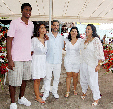 Regina Casé com o marido Estevão Ciavatta e a filha Benedita com o namorado