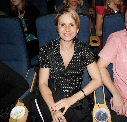 A atriz Paula Bulamarqui se ajeitou em uma das cadeiras do cinema