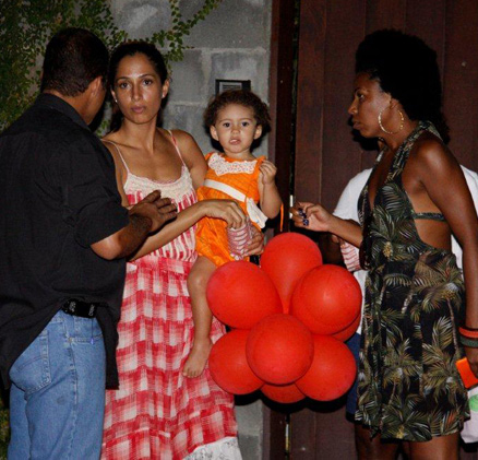 Camila Pitanga levou sua filha Antônia para a festinha dos gêmeos