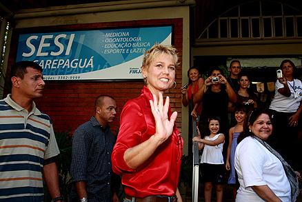 Engajada, Xuxa ajudou os desabrigados cariocas
