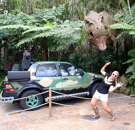 Carla fazendo caras e bocas na replica do cenário do filme Parque dos Dinossauros