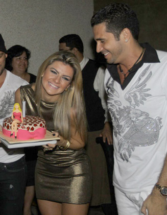 Ao lado do namorado Latino, Mirella ganha um bolo com uma bonequinha parecida com ela