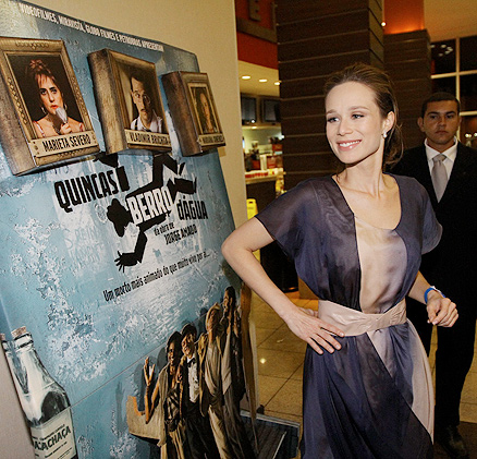 Mariana, uma das estrelas do filme, posou ao lado do cartaz