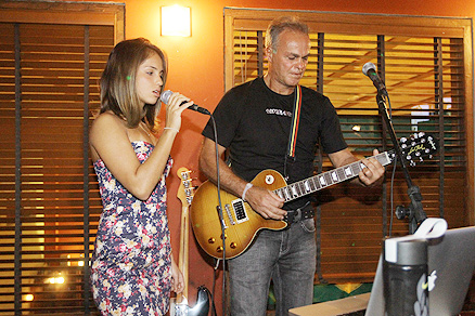 Pai e filha durante apresentação no Doc Garrafaria, no Rio