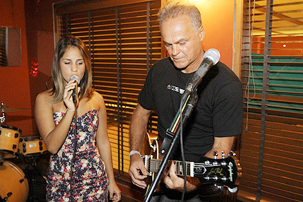 Kadu Moliterno arrasa no violão, enquanto sua filha canta ao microfone