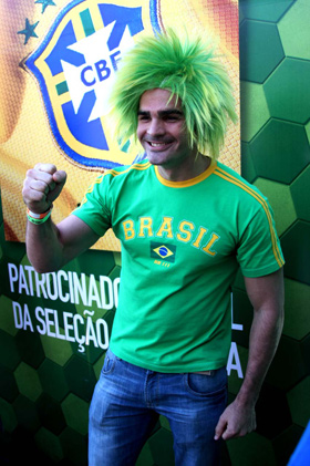O ex-BBB Ralf Krause assistiu ao jogo do Brasil no Jockey Club de São Paulo