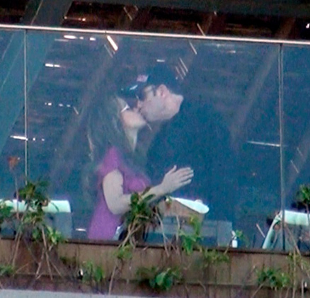 John foi fotografado beijando a mulher Kelly Preston