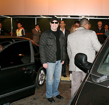 John Travolta foi escoltado por seguranças