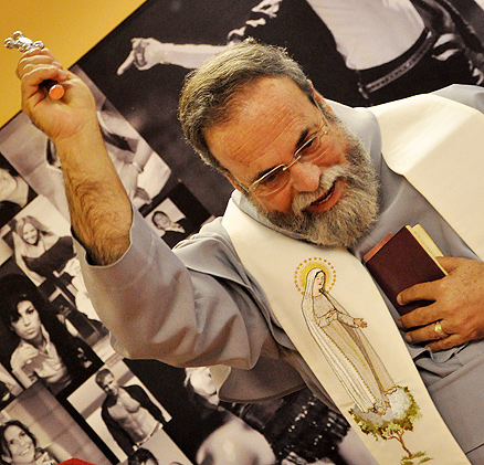 Padre Antônio Maria visita a redação do OFuxico