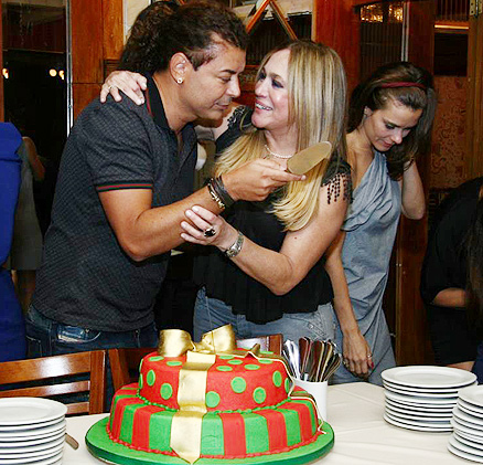 David Brazil se prepara para cortar o bolo, ao lado de Susana Vieira