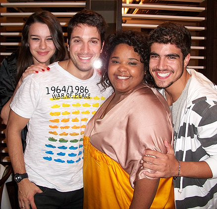 Marco Antônio Gimenez e Caio Castro abraçaram Priscila Marinho para foto