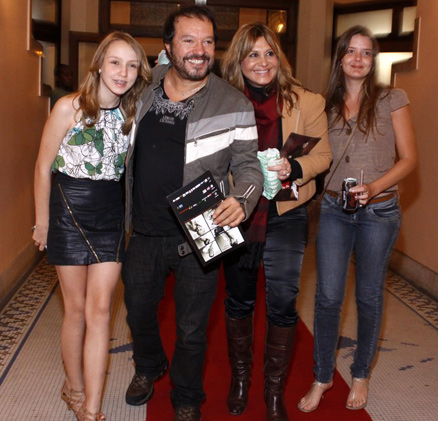 Wolf Maya, pai de Maria Maya, levou familiares para estreia da peça da filha, no Rio de Janeiro