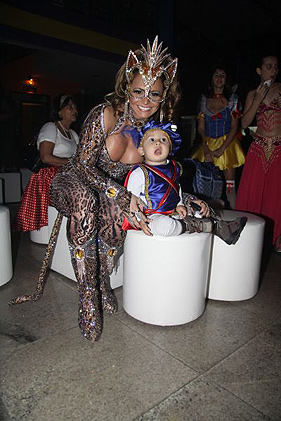 Vestida de Mulher-Gato, Viviane Araújo se divertiu na festa com uma criança