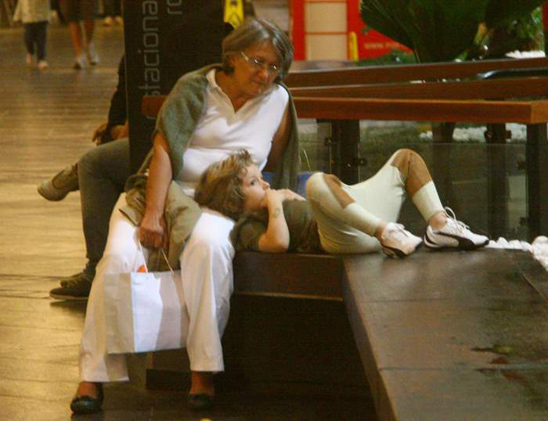 Pietro, filho de Giovanna Antonelli e Murilo Benício, foi ao shopping com a mãe