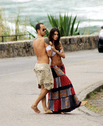 Paulo Vilhena e Thayla Ayala fazem poses para a campanha