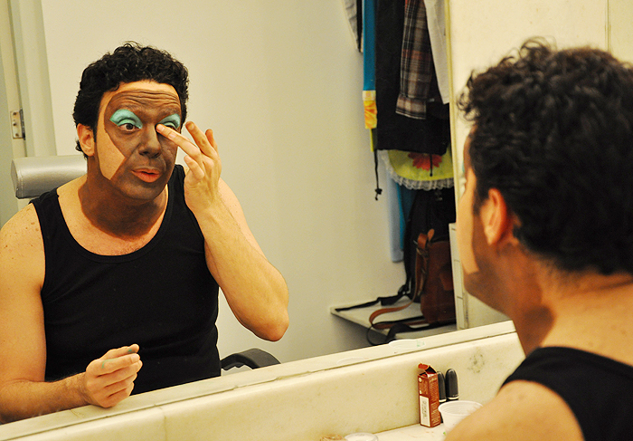 Marcelo recebeu O Fuxico no seu camarim e mostrou como é feita a maquiagem da personagem Cleusa