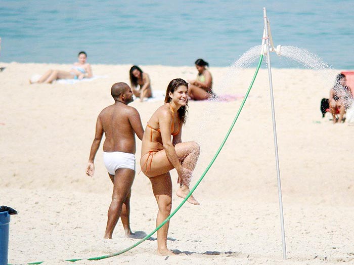 Priscila Fantin toma ducha no chuveiro da praia