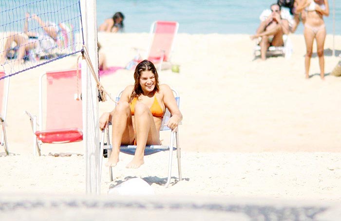 Priscila Fantin recorreu à uma cadeirinha de praia para não queimar os pés na areia