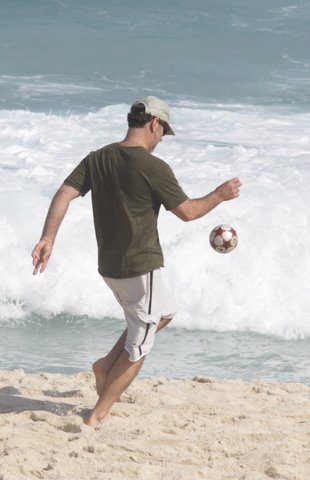O ator joga bola com o filho, Pedro