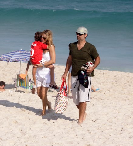 Christine Fernandes deixou a praia com o filho, no colo, enquanto Floriano Peixoto carregava os pertences