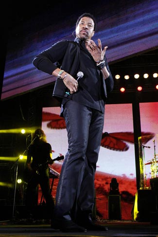 No palco da HSBC Arena, no Rio, Lionel Richie empolga fãs cariocas